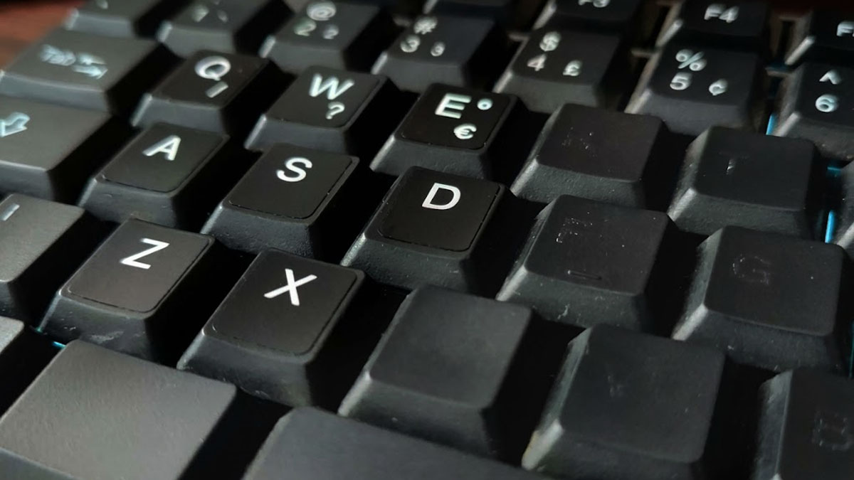Close de um teclado com as letras de várias teclas apagadas pelo uso